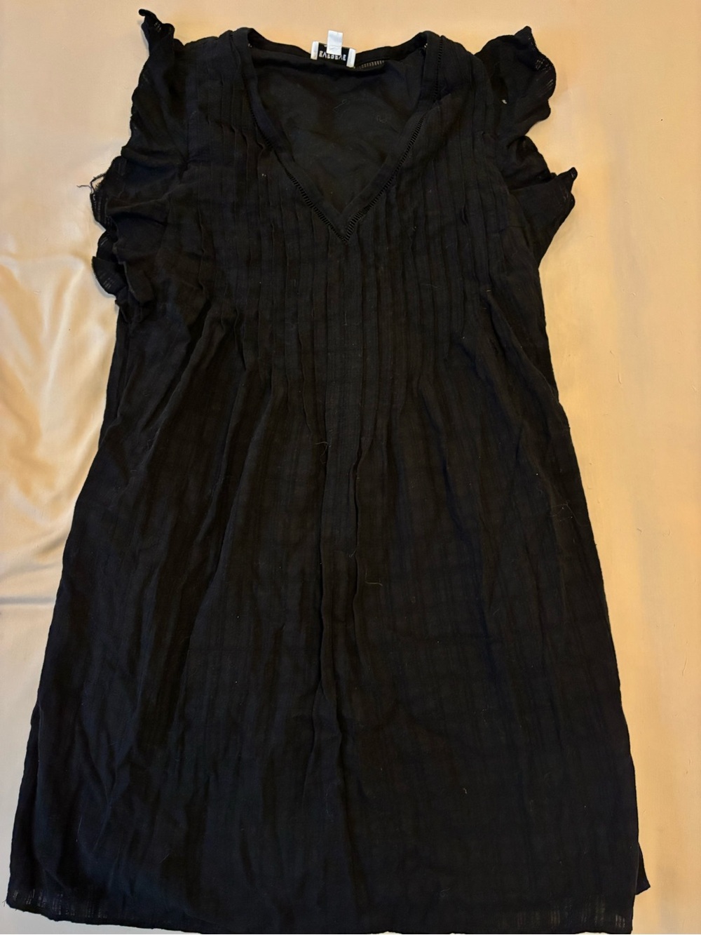 Evereve Black V-Neck Ruffle Sleeve Shift Dress
